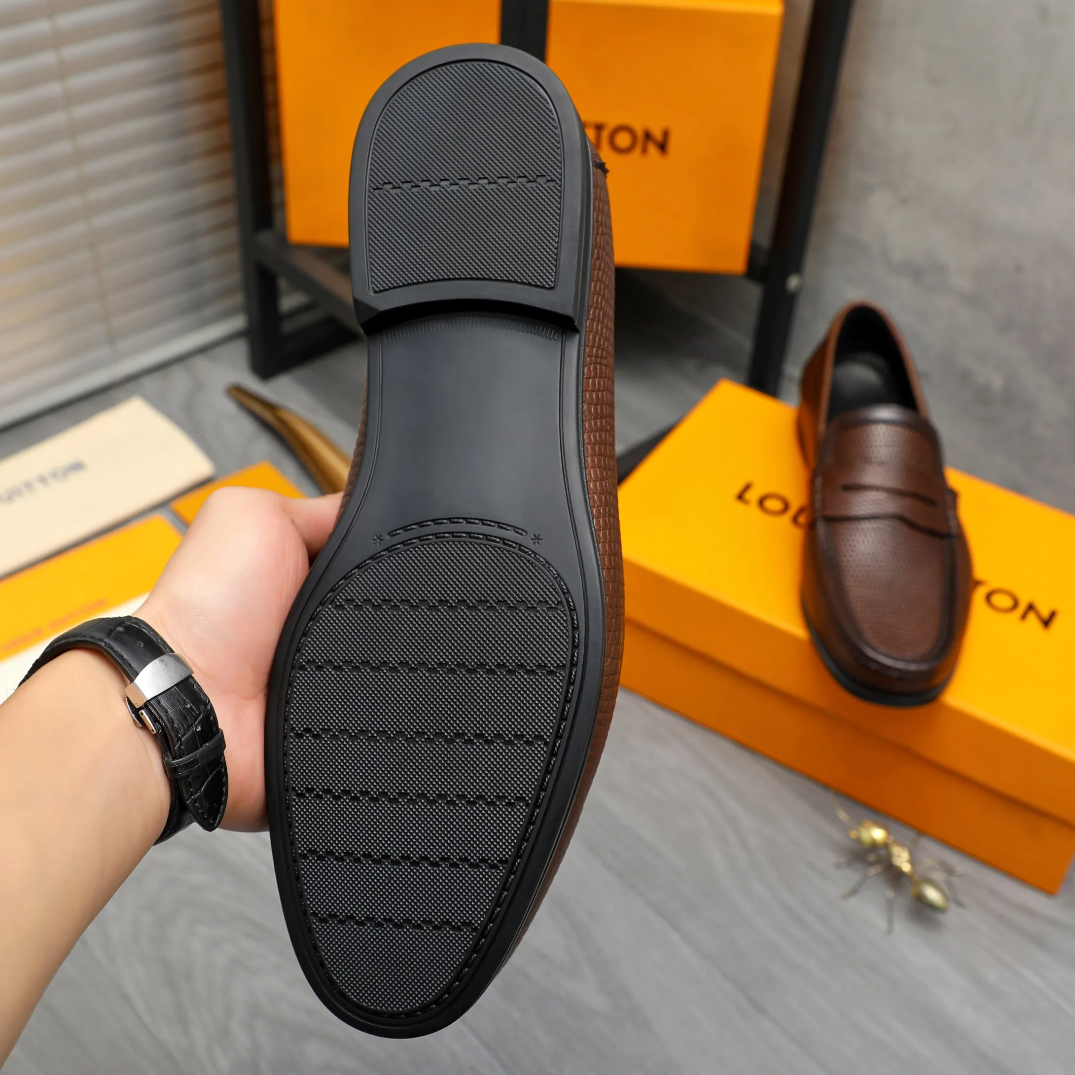 Men's shoes 💰p442 Product trademark: LV (Louis Vuitton) business slip-on leather shoes. Regular size: 38-46 (45.46 is custom-made and non-refundable) Product materials: Selected high-quality grained cowhide upper, cowhide lining, rubber outsole